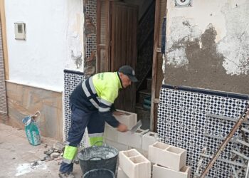 La Policía Local de Manilva desaloja a unos okupas de la calle Domínguez