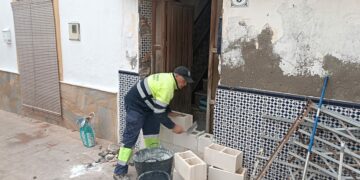 La Policía Local de Manilva desaloja a unos okupas de la calle Domínguez