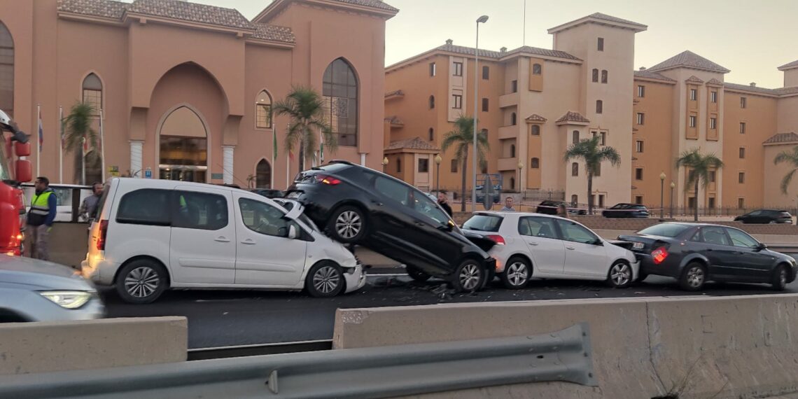 Cuatro vehículos implicados en una colisión que ha dejado grandes retenciones en la A7