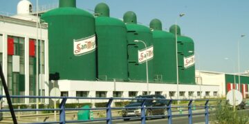 Arrancan las obras en La Carihuela para mejorar el suministro eléctrico y superar los cortes de luz