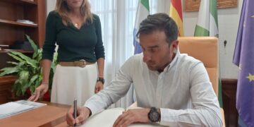 Ana Mata recibe en el Ayuntamiento al jinete mijeño José Daniel Martín Docks, campeón del mundo de Doma Clásica
