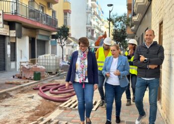 Fuengirola ultima las obras de remodelación integral de la calle Palangreros