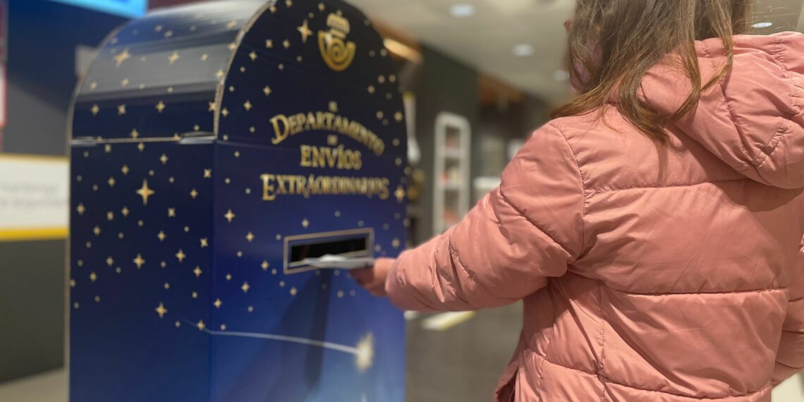 Correos instala buzones mágicos en las 18 oficinas de la provincia de Málaga