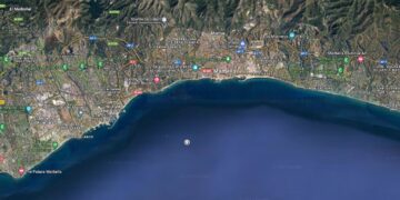 Retiran en una playa de Marbella una red de pesca de 80 metros abandonada que suponía un riesgo para la navegación, el baño y la pesca