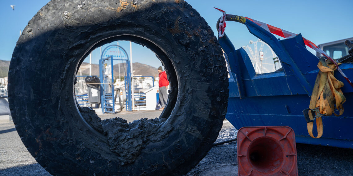 La limpieza de fondos marinos en el Puerto de Benalmádena se salda con 2.000 kilos de residuos