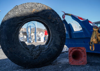 La limpieza de fondos marinos en el Puerto de Benalmádena se salda con 2.000 kilos de residuos
