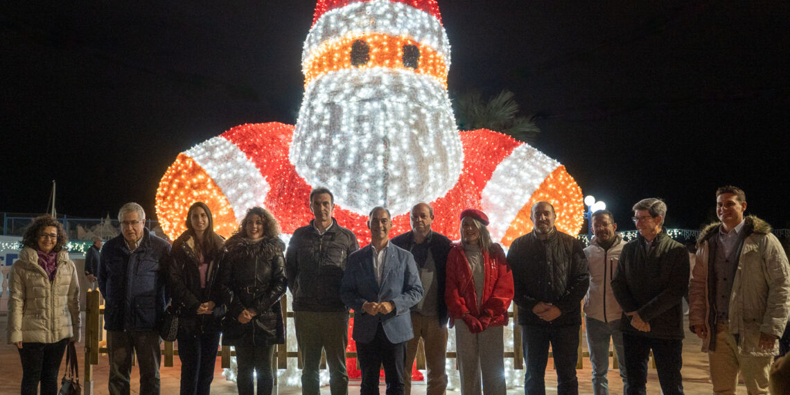 El Puerto de Benalmádena se ilumina con el alumbrado navideño