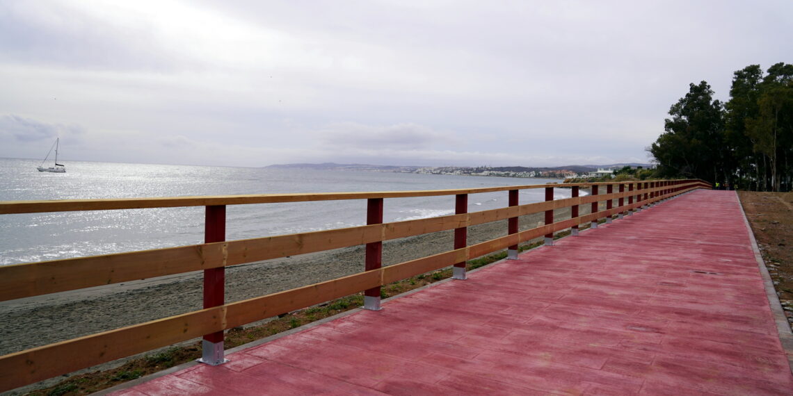El Ayuntamiento de Estepona finaliza las obras del tramo de corredor litoral en la playa del Cristo