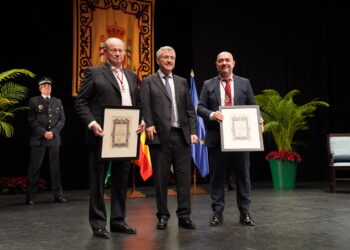 Estepona nombra Hijos Adoptivos a Carlos Moreno ‘El Pulpo’ y a José Luis Carrillo en el Día de la Constitución