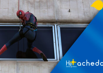 Spiderman sorprende a los niños ingresados en el Hospital Materno de Málaga