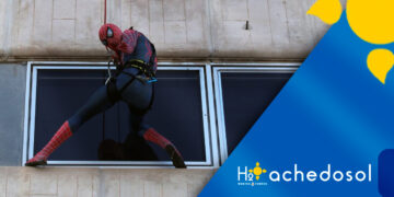 Spiderman sorprende a los niños ingresados en el Hospital Materno de Málaga