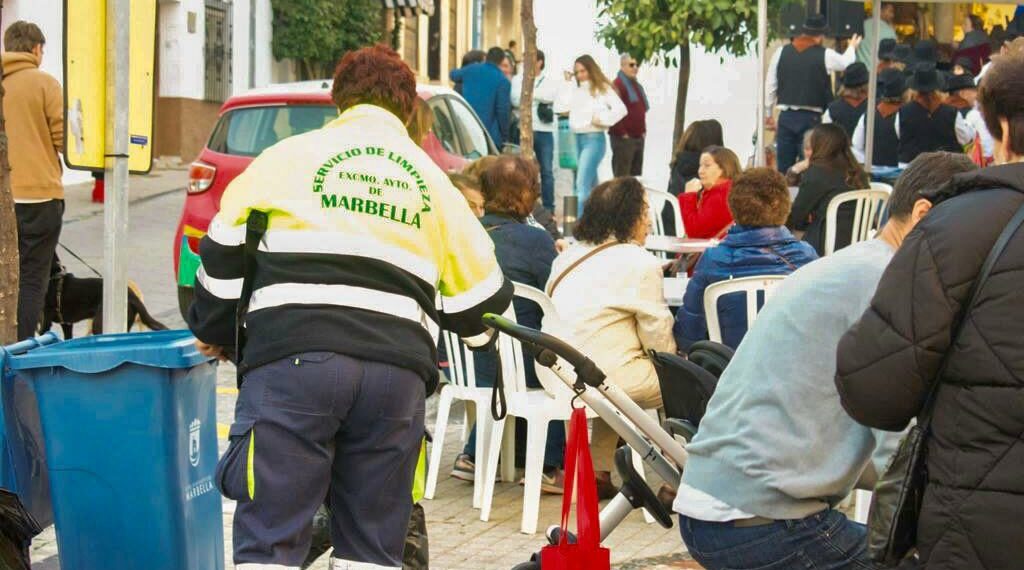 Marbella pone en marcha un dispositivo especial de limpieza para los eventos navideños