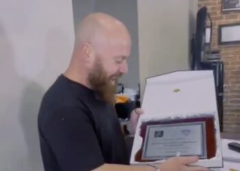 El peluquero Jorge Peña recibe un premio de Principitos por su labor solidaria