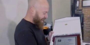 El peluquero Jorge Peña recibe un premio de Principitos por su labor solidaria