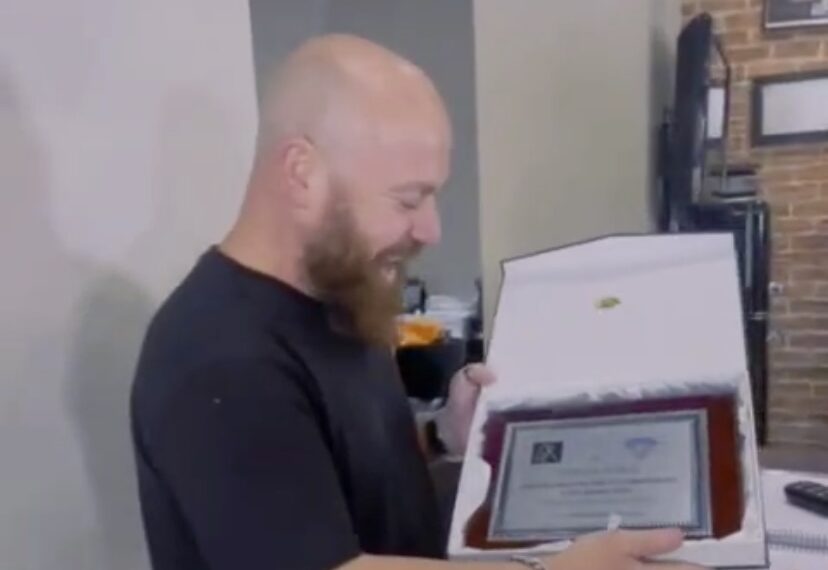 El peluquero Jorge Peña recibe un premio de Principitos por su labor solidaria