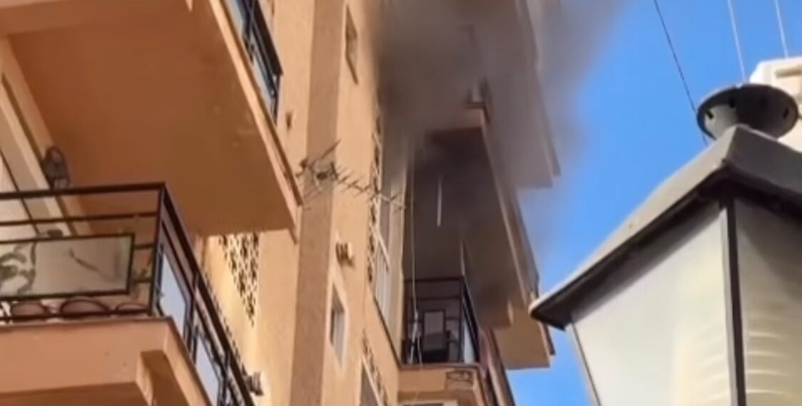 Arde una vivienda en la calle Hermanos Pinzón de Fuengirola