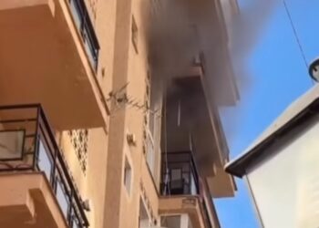 Arde una vivienda en la calle Hermanos Pinzón de Fuengirola