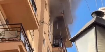 Arde una vivienda en la calle Hermanos Pinzón de Fuengirola