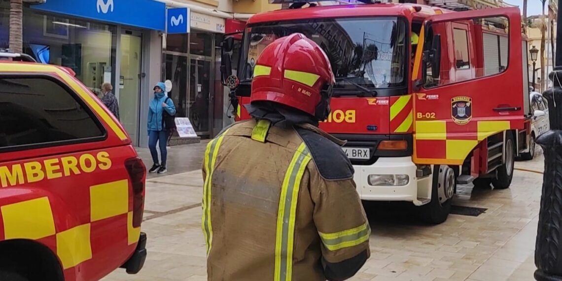 Una persona trasladada por intoxicación de gases tras un incendio en una vivienda de Benalmádena