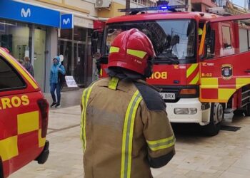 Una persona trasladada por intoxicación de gases tras un incendio en una vivienda de Benalmádena