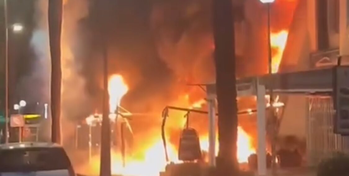 Arden dos locales en Puerto Banús y Nueva Andalucía