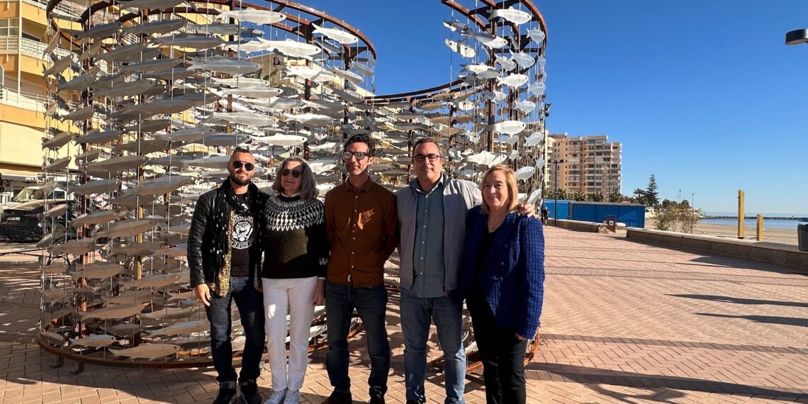 Fuengirola homenajea el origen marinero de la ciudad con una escultura que simula un banco de boquerones