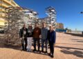 Fuengirola homenajea el origen marinero de la ciudad con una escultura que simula un banco de boquerones
