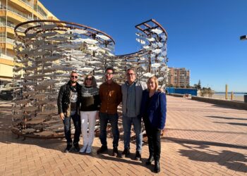 Fuengirola homenajea el origen marinero de la ciudad con una escultura que simula un banco de boquerones
