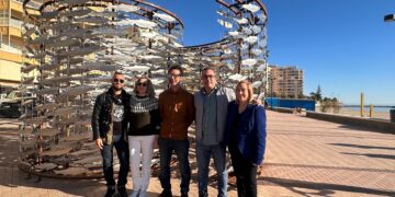Fuengirola homenajea el origen marinero de la ciudad con una escultura que simula un banco de boquerones