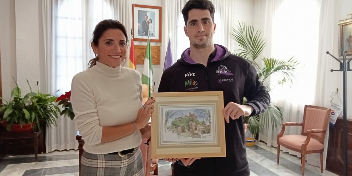 Ana Mata recibe al nadador del CN Mijas Javier Labrador, galardonado en los Premios Andalucía del Deporte