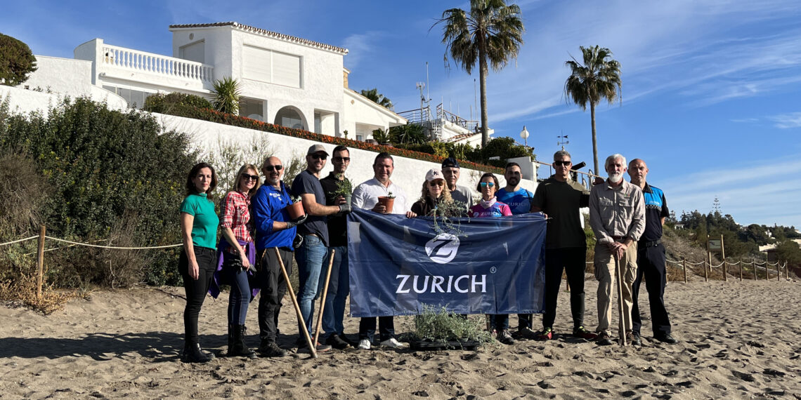 Mijas lleva a cabo tareas de limpieza y repoblación de su litoral marino en la playa de El Chaparral