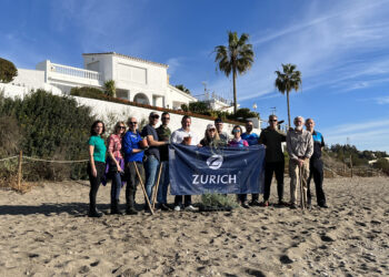 Mijas lleva a cabo tareas de limpieza y repoblación de su litoral marino en la playa de El Chaparral