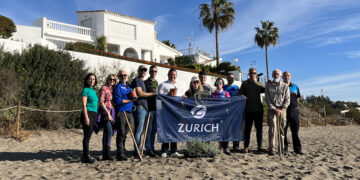 Mijas lleva a cabo tareas de limpieza y repoblación de su litoral marino en la playa de El Chaparral
