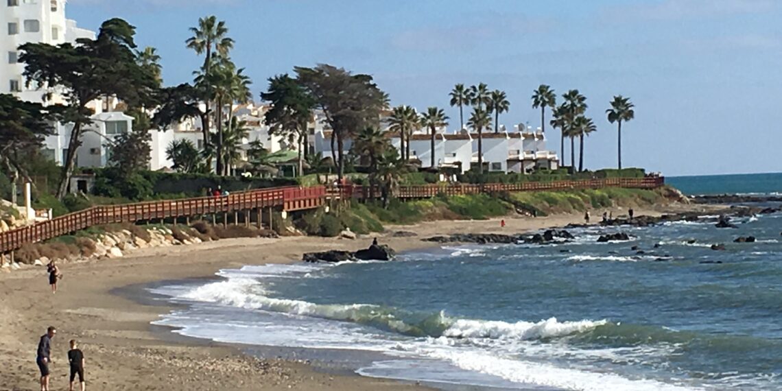 La Senda litoral de Mijas renueva un año más el prestigioso galardón Bandera Sendero Azul