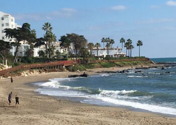La Senda litoral de Mijas renueva un año más el prestigioso galardón Bandera Sendero Azul