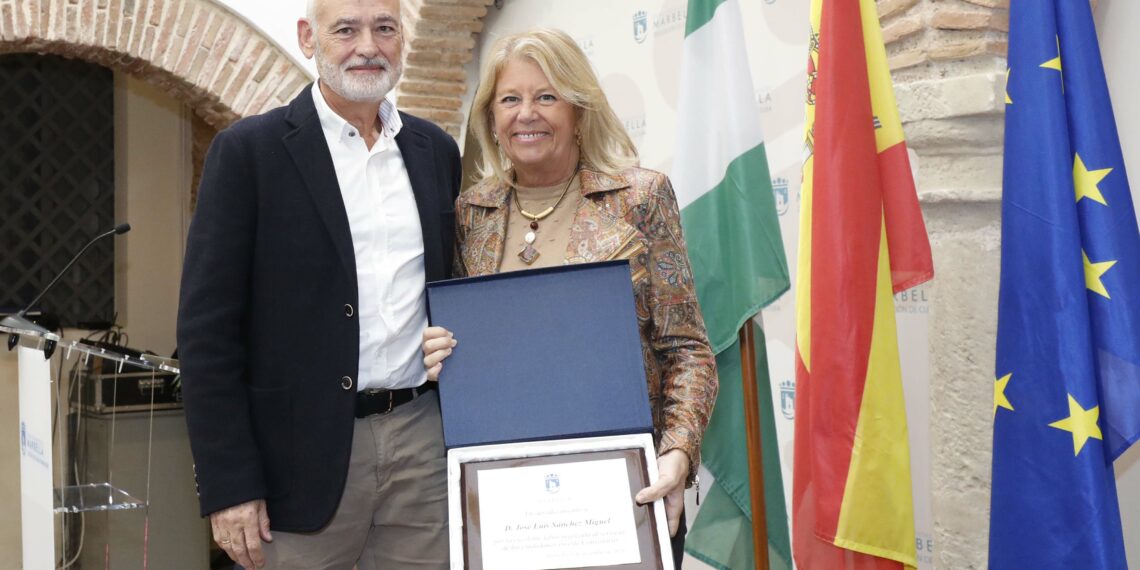 El Ayuntamiento de Marbella homenajea a cuarenta empleados municipales por su jubilación