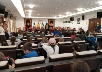Más de 150 alumnos de primaria visitan el Ayuntamiento de Mijas