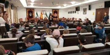 Más de 150 alumnos de primaria visitan el Ayuntamiento de Mijas