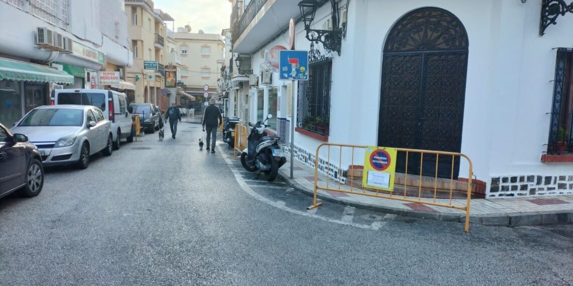 Arrancan las obras en La Carihuela para mejorar el suministro eléctrico y superar los cortes de luz