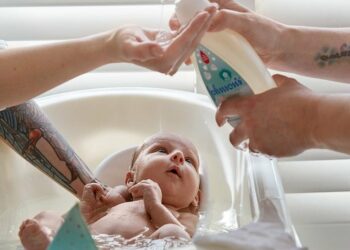 La baja por nacimiento se ampliará a 20 semanas y se retribuirán los permisos parentales