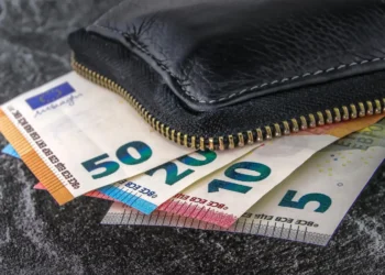 Entregan a la Policía un neceser perdido en Estepona con 13 mil euros en su interior