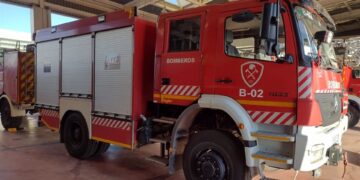 Siete vehículos arden en un incendio declarado en una nave industrial de Málaga