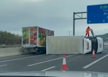 Un hombre resulta herido tras volcar su camión en la A7 junto al desvío hacia Alhaurín