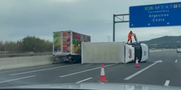 Un hombre resulta herido tras volcar su camión en la A7 junto al desvío hacia Alhaurín