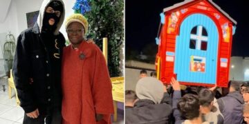 El influencer Ceciarmy, famoso por ocultar su rostro bajo un pasamontañas, reparte juguetes en Fuengirola