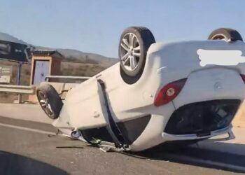 Un vehículo vuelca a la salida de Málaga tras chocar con otro y deja varios heridos