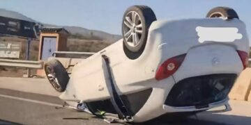 Un vehículo vuelca a la salida de Málaga tras chocar con otro y deja varios heridos