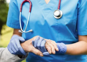 «Nos arrastramos por migajas»: Un enfermero de Málaga se hace viral al compartir su nómina en redes