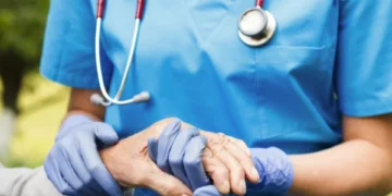 «Nos arrastramos por migajas»: Un enfermero de Málaga se hace viral al compartir su nómina en redes