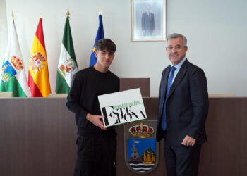 García Urbano recibe al joven futbolista esteponero Daniel Muñoz Navas